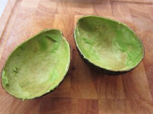 A héja is felhasználható pl. avokádó krém tálkájaként