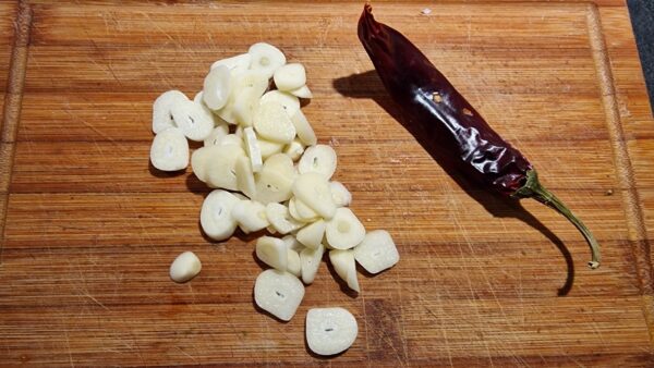 Bacalao al pilpil készítéséhez fokhagyma és csili előkészítése