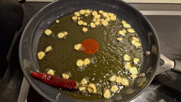Bacalao al pilpil készítése 2 - csilipaprika és fokhagyma pirítása
