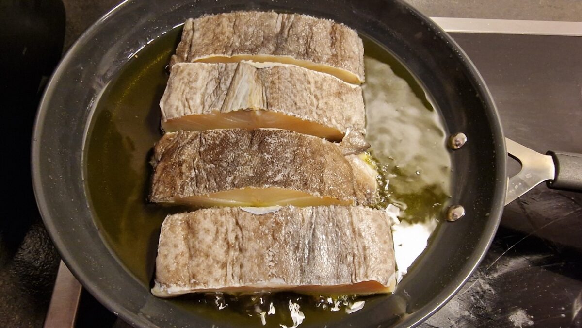 Bacalao al pilpil készítése 3 - halszeletek sütése bőrös oldalukkal felfelé