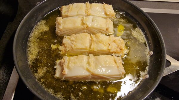 Bacalao al pilpil készítése 4 - halszeletek sütése megfordítás után