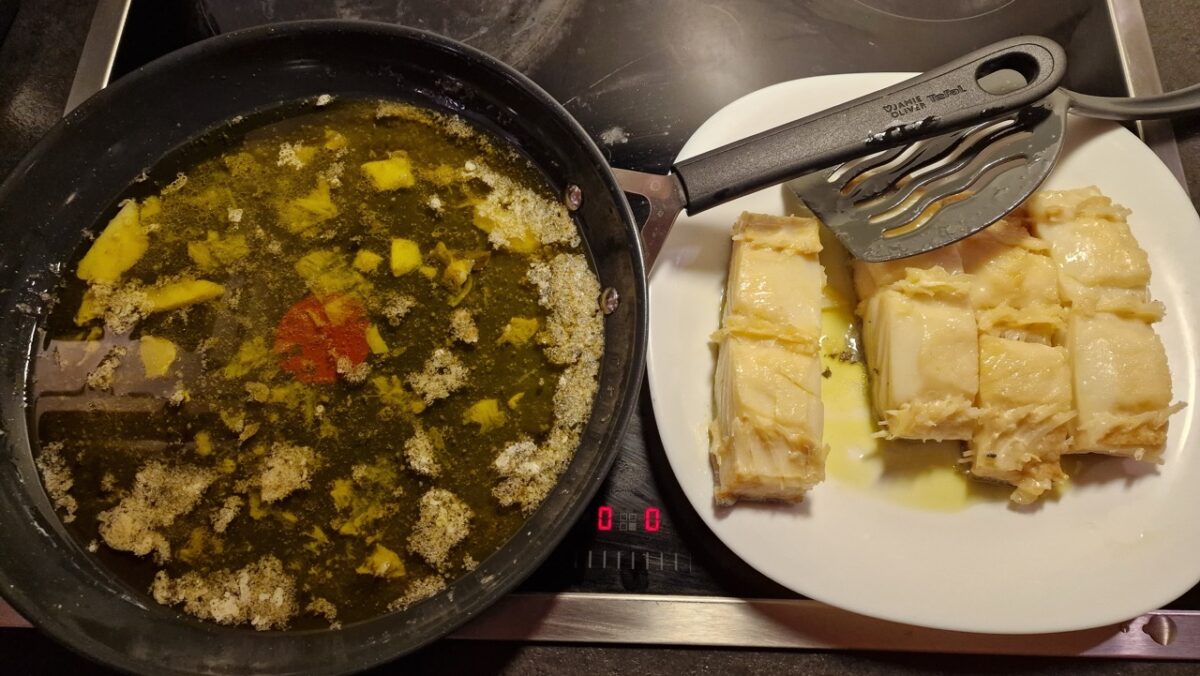 Bacalao al pilpil készítése 5 - halszeletek kiszedve a serpenyőből egy tányérra