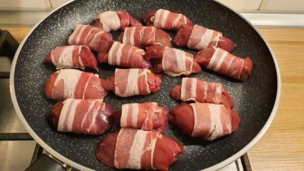 Baconbe tekert csirkemáj készítése 4