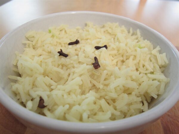 basmati rizs szegfuszeggel Basmati rizs szegfűszeggel és sáfránnyal