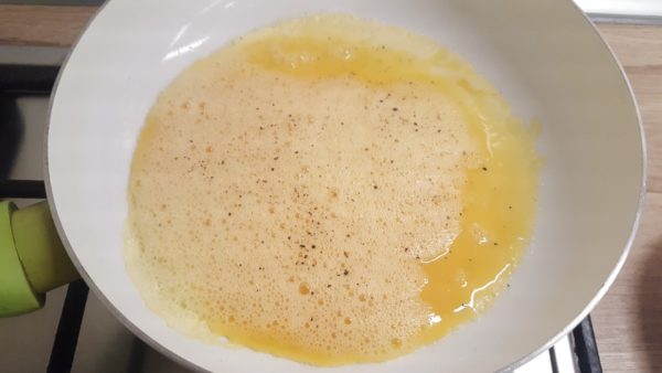 Cheddar sajtos omlett készítése 1