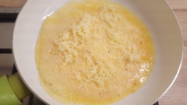 Cheddar sajtos omlett készítése 2