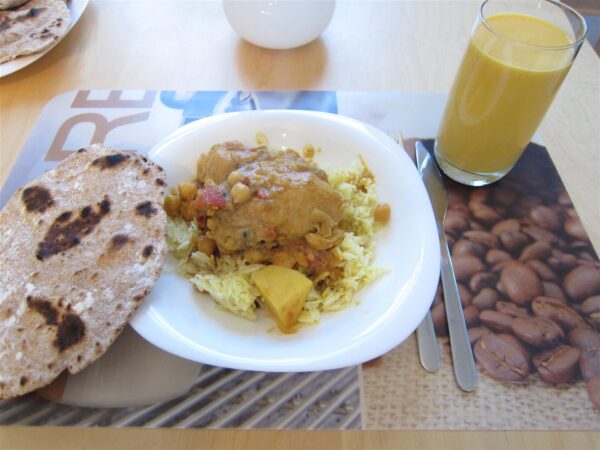csirke curry, chapati, mango lassi csirke curry, chapati, mango lassi