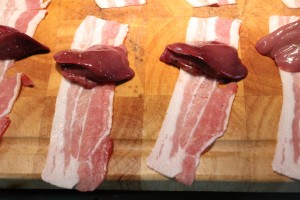 Csirkemáj bacon falatok: tedd a májat a baconre és fűszerezd