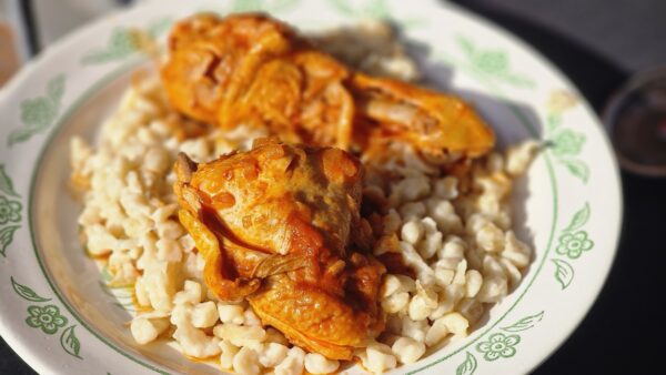 Csirkepörkölt egész csirkéből galuskával