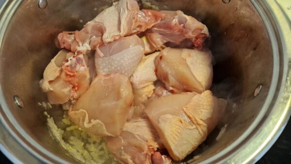 Csirkepörkölt készítése egész csirkéből 1