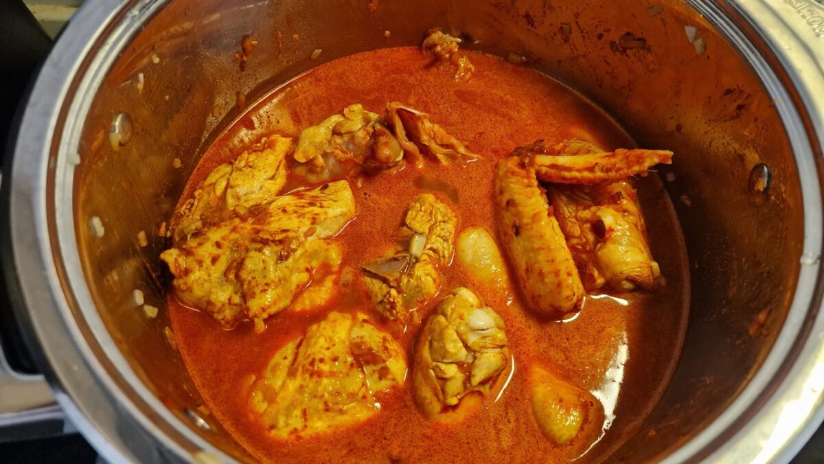 Csirkepörkölt készítése egész csirkéből 2