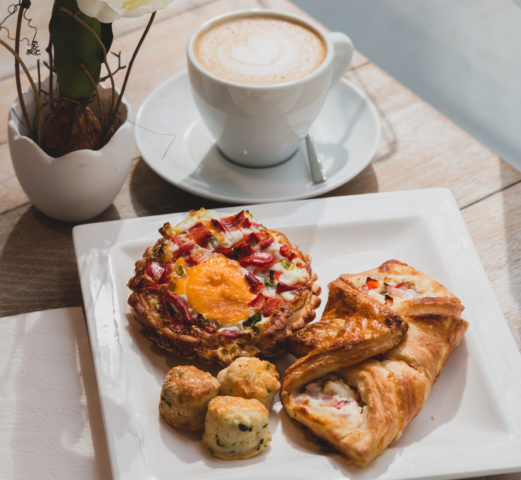 Damnizcki reggeli kínálat - péksütemények és kávé