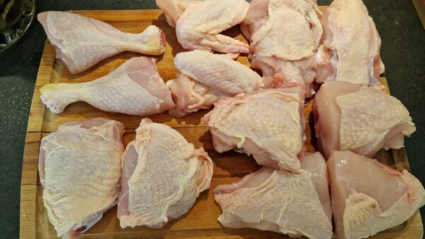 Egész csirke feldarabolása csirkepörkölthöz