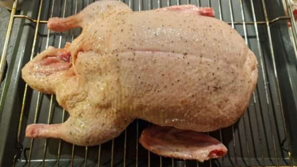 Egészben sült kacsa előkészítése