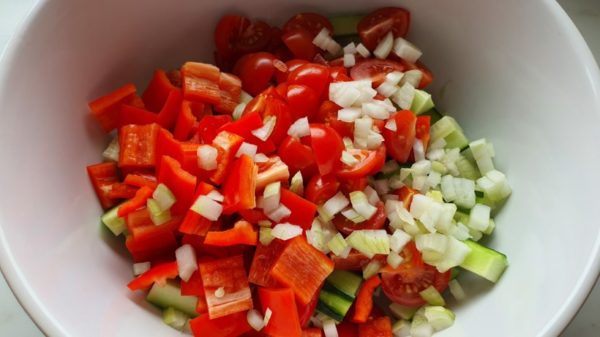 Egyszerű görög saláta készítése 1