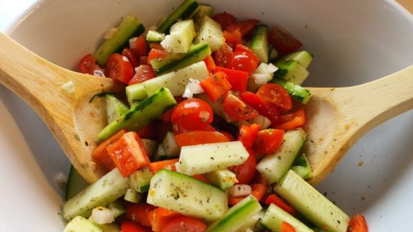 Egyszerű görög saláta készítése 2