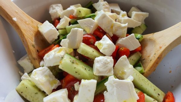 Egyszerű görög saláta készítése 3