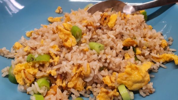 Egyszerű tojásos rizs kanállal