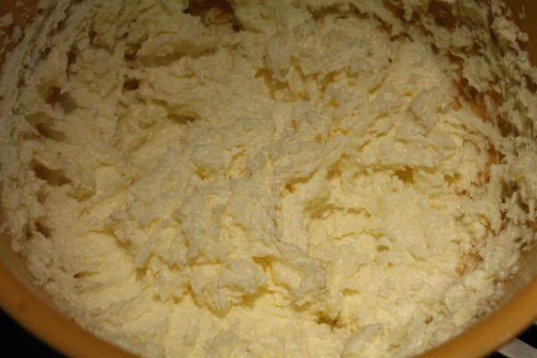 Fahéjas karamellás muffin készítése 2 - vaj és tojás
