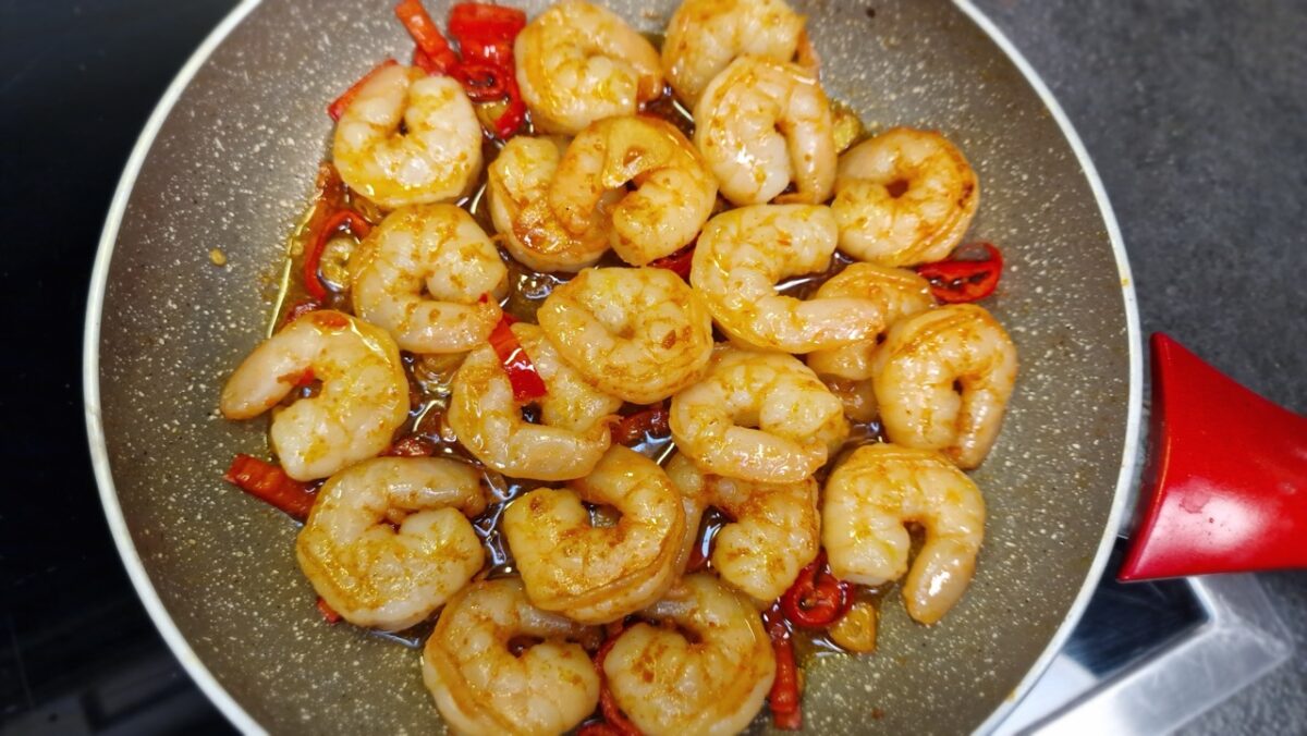 Gambas pil pil serpenyőben felülről