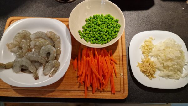 Garnélás sült rizs hozzávalók előkészítése