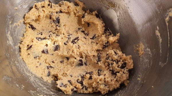 Gluténmentes csokidarabos keksz készítése 4