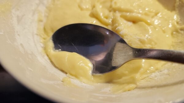 Gluténmentes galuska szaggatása levesbe