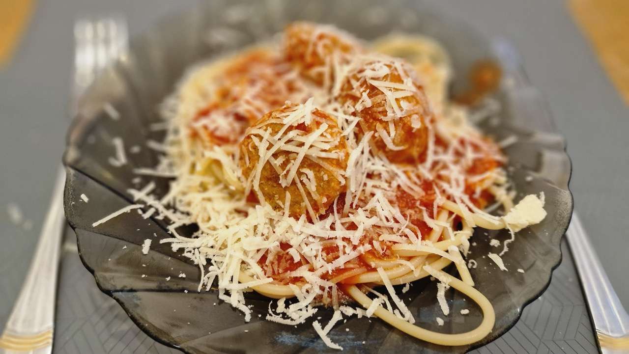 Gluténmentes húsgombóc paradicsomos spagettivel