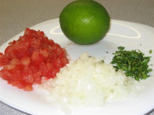 Guacamole recept: hagyma, paradicsom, koriander, zöldcitrom