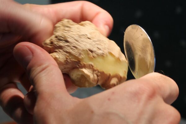 Gyömbér tisztítása