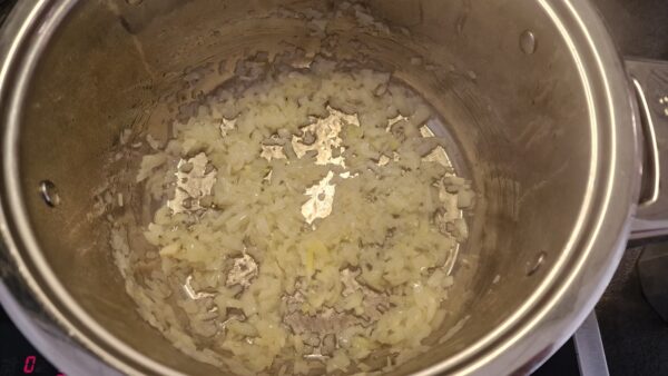 Hagyma párolása csirkepörkölthöz