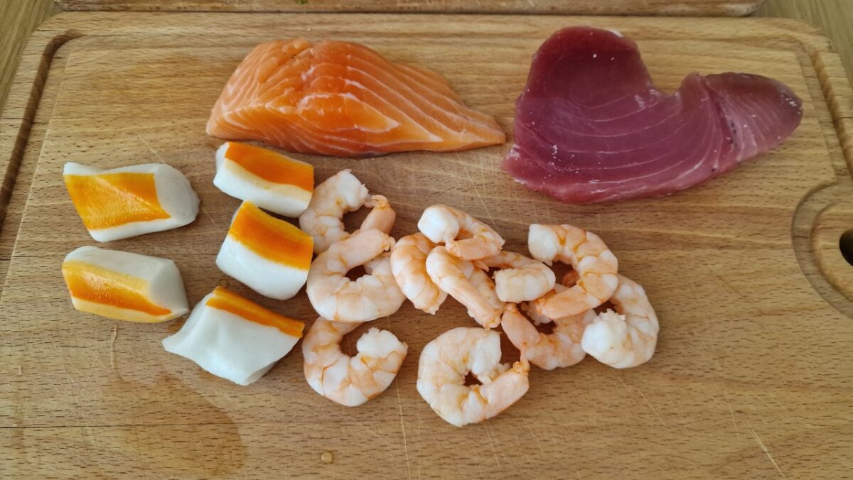 Halak és rákok sushihoz: lazac, tonhal, surimi, garnéla