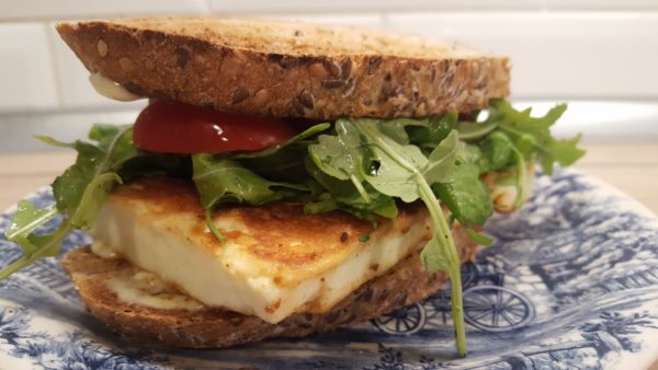 Halloumi sajtos szendvics rukolával