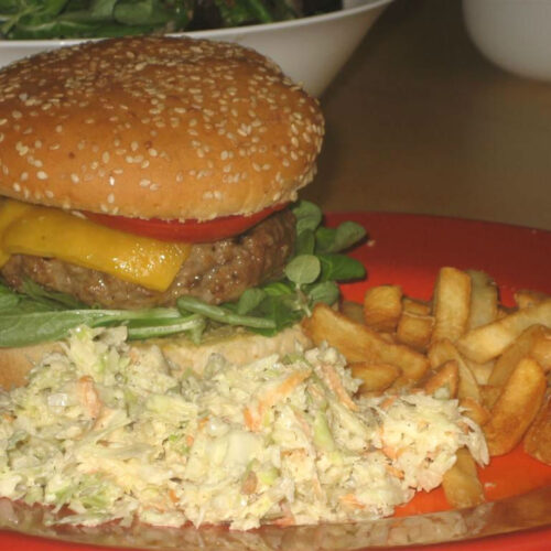 Hamburger amerikai káposztasalátával és sültkrumplival