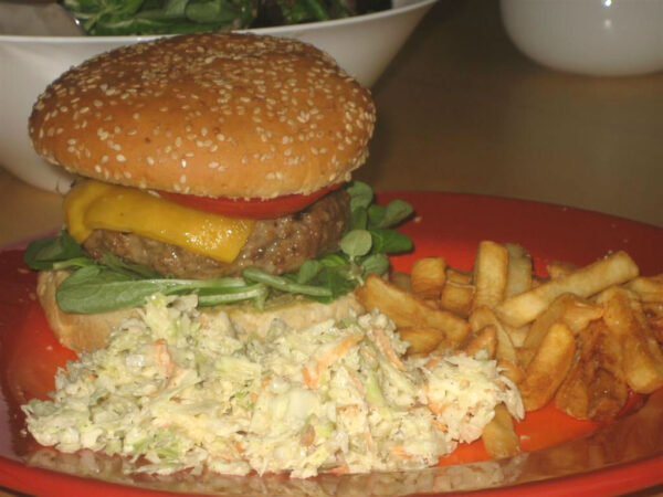 Hamburger amerikai káposztasalátábal és sültkrumplival
