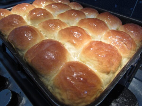 Hawaii édes kenyér ananásszal: frissen a sütőből, vajjal megkenve