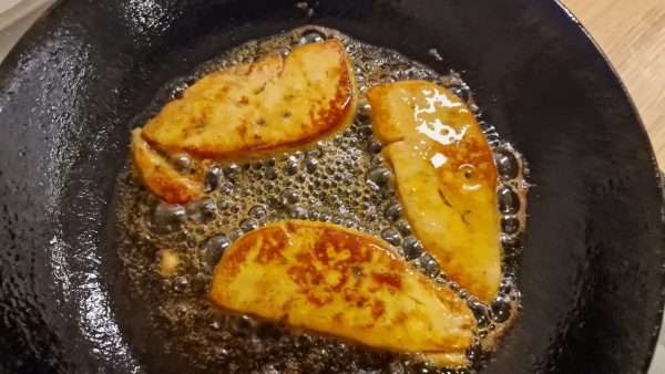 Hízott kacsamájszeletek sütése serpenyőben