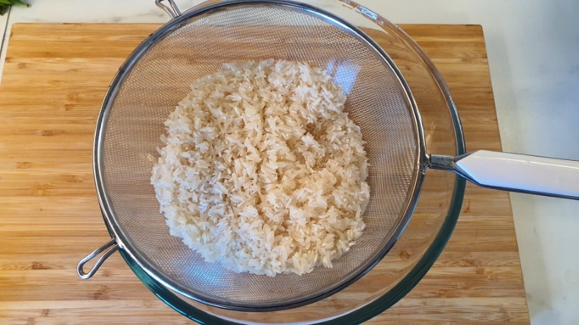 Jázmin rizs lecsöpögtetve szűrőben