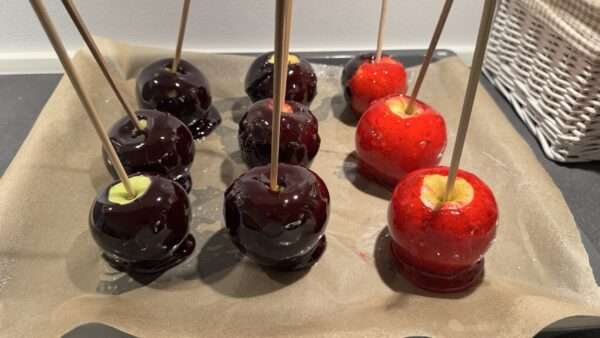 Karamellás alma piros és fekete