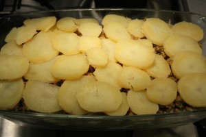Keleti rakott krumpli készítése: a tetejére krumpli kerül