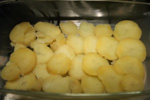 Keleti rakott krumpli készítése: az alsó réteg krumpli