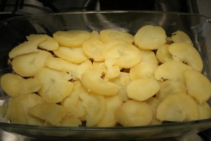 Keleti rakott krumpli készítése: egy réteg krumpli