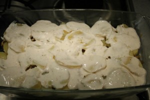 Keleti rakott krumpli készítése: meglocsolva tojásos besamellel, sütésre készen