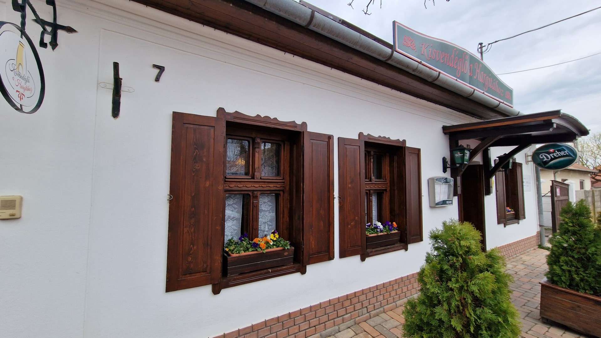 Kisvendéglő a Hargitához kívülről
