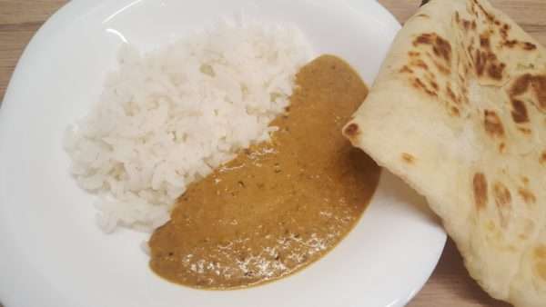Korma szósz rizzsel és naan kenyérrel