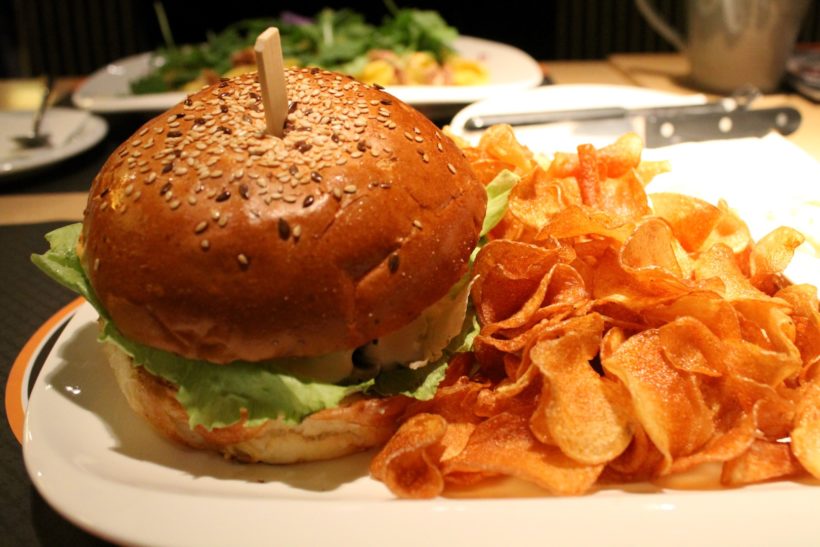 Központ Bisztró kacsamájas burger