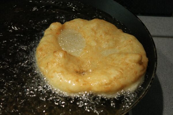 Krumplis lángos sütése 2
