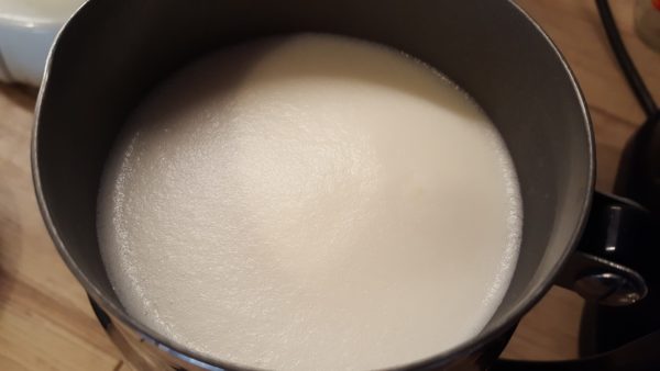 Laktózmentes cappuccino készítése 2 - habosított növényi tej