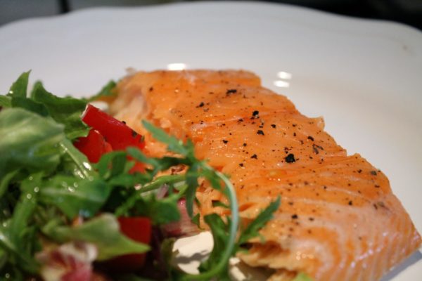 Lazac sütőben sütve salátával