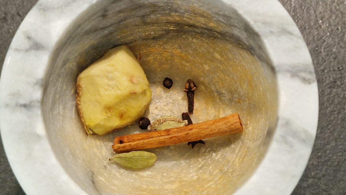 Masala chai fűszerek mozsárban